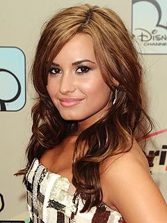 Guess the celeb (new) - Page 5 Demi-lovato-6