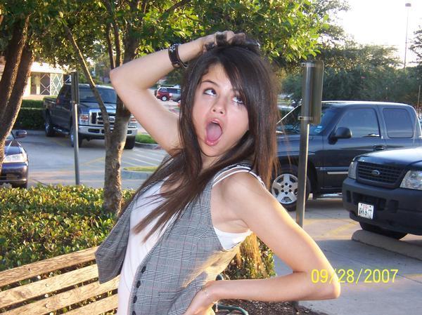 ممكن ...............ادري تعبتكم Selena_gomez_rare_pics_3