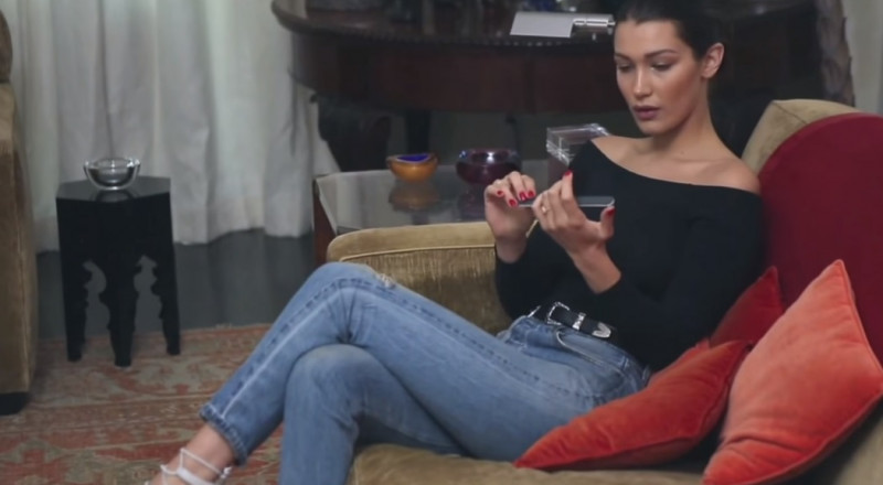 بيلا حديد تبكي وتهاجم قرار ترامب حول القدس Bb0Bella_Hadid_15_Advent_2015_01