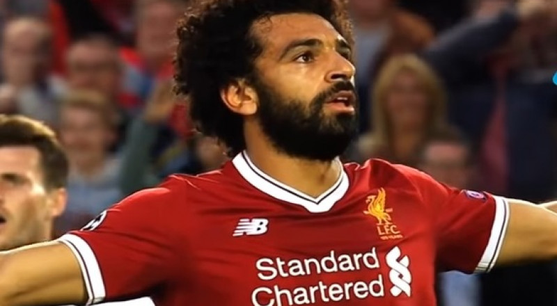 محمد صلاح يهدي طفلا قميصه في لقطة جميلة Bb0145