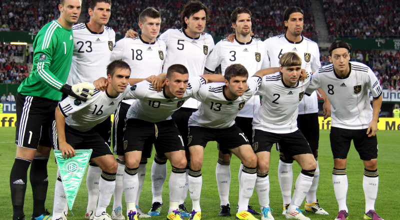 ألمانيا في صدارة التصنيف العالمي وتنال لقب "فريق العام" Bb0Deutsche_Fu%C3%9Fballnationalmannschaft_2011-06-03_(01)