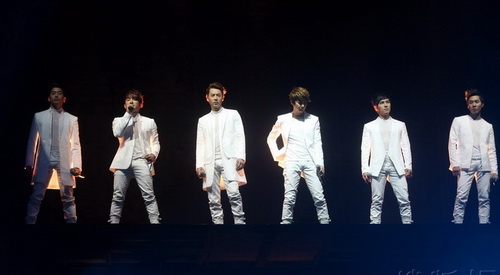 [1.5.12][News Pics] Shinhwa @ 430 Shanghai Concert  20120501_27