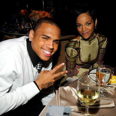 OMG Chris Brown le pegó a Rihanna + foto - Página 2 021008_rihanna_400X400