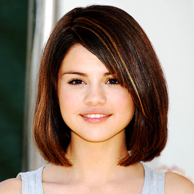 تسريحات للشعر روووووووووعة    060809-selena-gomez-400