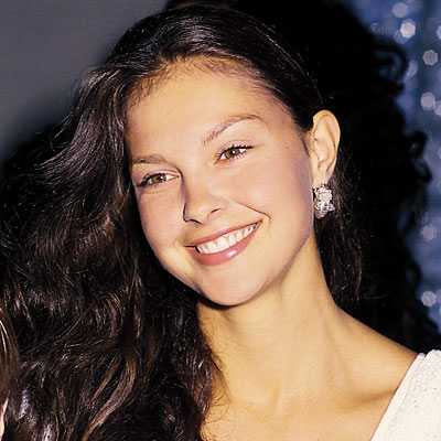 ذكريات مشاهير هوليوود 1993-ashley-judd-400