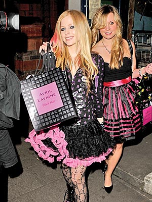 كل شي عن عطر أفريل Black star بسرعة ادخلوا... Avril_lavigne_300x400