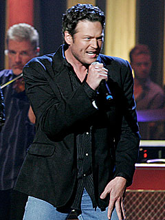 [Oficial] Christina Aguilera como juez en nuevo espectáculo de canto "The Voice" - Página 3 Blake-shelton-240