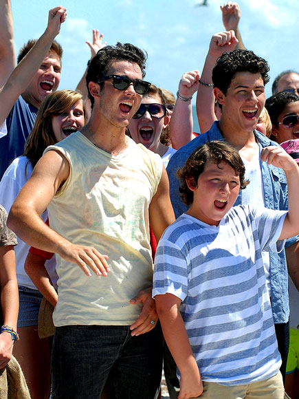  Camp Rock 2 Ekibi Sahili Temizledi !  Nick-jonas-435