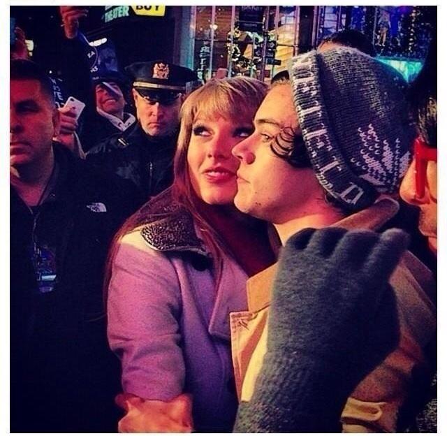 @harrystyles Harry-styles-taylor-swift-kissing-nye-pic