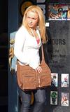 Hayden Panettiere Th_16480_Hayden_Panettiere_Heroes_Set_Sunny_2_122_105lo