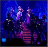 [SPOILER] KYLIE LES FOLIES TOUR Th_54411_19Feb2011__MQ__10__122_407lo