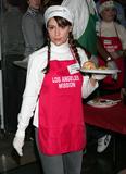 Events von 2008 Th_69617_Celebutopia-Alyssa_Milano_serves_food_at_the_Los_Angeles_Mission_on_Christmas_eve-15_122_30lo