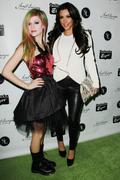 Avril Lavigne Th_732456874_AvrilLavigneandKimKardashian003_122_445lo