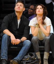 Nov 24, 2010 - Danneel Harris and Jensen Ackles at Lakers Game in Los Angeles Th_22376_tduid1721_Forum.anhmjn.com_20101127084048006_122_469lo