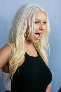 [Fotos+Videos] Christina Aguilera en la Premier de la 4ta Temporada de The Voice 2013 - Página 4 Th_985690221_001_Christina_Aguilera_19_122_156lo