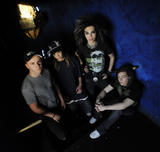 [2008] Photoshoots Th_10783_Tokio_Hotel_pose_before_their_concert_CU_ISA_130508_03_122_441lo