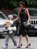 Victoria Beckham - Página 4 Th_62168_vicky-romeos-birthday-to-celebutopia-02_122_54lo