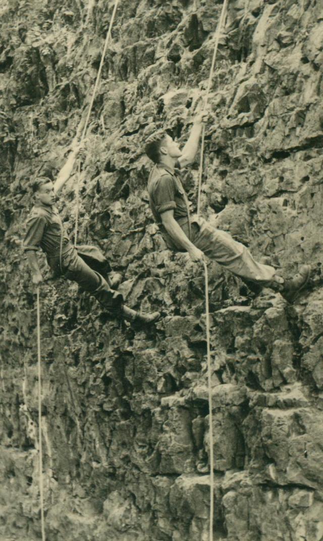 Marche-les Dames en 1950: Les rochers. Albert025-125b028