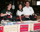 New pictures - Page 20 Th_94492_Celebutopia-Teri_Hatcher_visits_the_Los_Angeles_Regional_Food_Bank-03_122_135lo