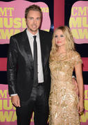 Kristen Bell Th_062411255_kristen_bell_2012_cmt_music_awards_39_122_1015lo