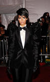 Rihanna - The Model As Muse: Embodying Fashion' Costume Institute Gala- 05 Mag 09 Th_23918_rihanna-cig-549-8_122_103lo