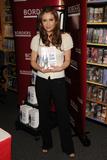 ALYSSA SIGNING "SAFE AT HOME" AT BORDERS BOOKS Th_40227_Celebutopia-Alyssa_Milano_Signs_Copies_Of_Safe_At_Home-04_122_242lo