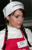 Events von 2008 Th_69496_Celebutopia-Alyssa_Milano_serves_food_at_the_Los_Angeles_Mission_on_Christmas_eve-05_122_458lo