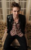 Robert Pattinson - Page 3 Th_13220_rob-portraits-09_122_404lo