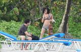 Amy Winehouse - Bikini Candids - Santa Lucia - 29 mag 09 Th_77756_Amy_Winehouse_on_the_beach_in_Santa_Lucia37398341_122_429lo