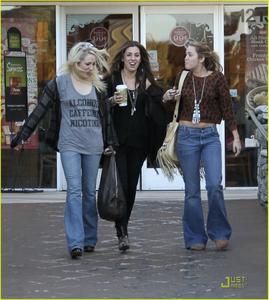 Nov 28, 2010 - Miley Cyrus - At Panera Bread in Studio City Th_81872_tduid1721_Forum.anhmjn.com_20101130084501023_122_520lo