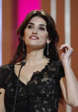 PENELOPE CRUZ - Página 3 Th_32232_1_884_122_909lo