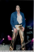 Algumas fotos da HIStory Tour ^^ Th_40466_1144_122_552lo