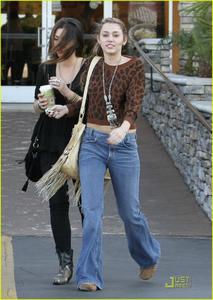 Nov 28, 2010 - Miley Cyrus - At Panera Bread in Studio City Th_81793_tduid1721_Forum.anhmjn.com_20101130084501001_122_510lo