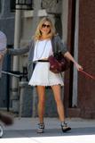 Sienna Miller - Gran Minigonna, New York, 05ott09 Th_17587_Sienna_Miller_WalsHerDog_051009_001_122_546lo