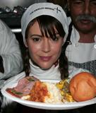 Events von 2008 Th_69253_Celebutopia-Alyssa_Milano_serves_food_at_the_Los_Angeles_Mission_on_Christmas_eve-12_122_191lo