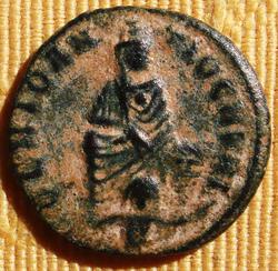 AE3 anónimo acuñado bajo Maximino II. APOLLONI SANCTO. Antioquía Th_460558863_6_122_396lo