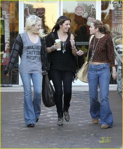 Nov 28, 2010 - Miley Cyrus - At Panera Bread in Studio City Th_81848_tduid1721_Forum.anhmjn.com_20101130084501012_122_355lo