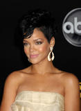 Rihanna - Page 2 Th_70996_celebs4ever_Rihanna_2008_American_Music_Awards_Arrivals_016_122_450lo