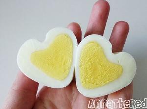 Blandade galna blider Th_207141220_How_to_make_a_heart_shaped_egg_1_122_474lo