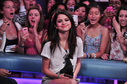 Selena Gomez - LQ x73 Th_422920719_ROBiNHOOD_HQHC_SELENAGOMEZ_8_24_2011_10_122_433lo