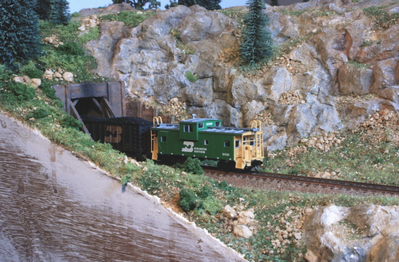 Turtle Field Railroad - Page 6 Tunnel-caboose-2-3c5e4e