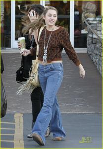 Nov 28, 2010 - Miley Cyrus - At Panera Bread in Studio City Th_81777_tduid1721_Forum.anhmjn.com_20101130084501020_122_101lo