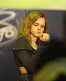 Emma Watson - Page 4 Th_12699_Celebutopia-Emma_Watson_on_the_set_of_Harry_Potter_and_the_Deathly_Hallows_Part_I_in_London-06_122_228lo