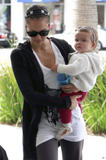 Photos candids - Page 17 Th_40678_jessica_alba_2102_122_430lo