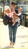 Photos candids - Page 17 Th_51501_jessica-alba-honor-warren-gift-10_122_463lo