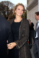 Uma Thurman Chanel at Paris Fashion Week Th_929945198_UmaThurmanChanelParisFashionWeekLoepxddjRlTl_122_577lo