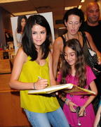 Selena Gomez & Joey King - LQ x28 Th_84612_HQHC_SELENA_AND_JOEY_MIAMI_7_17_2010_LQ_09_122_528lo