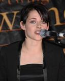 Kristen Stewart - Page 3 Th_09220_kris-twilight-event-09_122_463lo