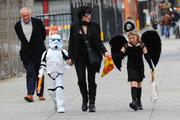 Kate + Kinder im Halloween Outfit (2010) Th_69798_kate_winslet_and_kids_celebrate_halloween_in_the_west_village_oct_31_10_003_122_463lo