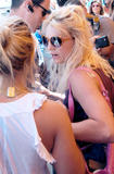 Britney Spears - In shorts/issimi - Shopping in Beverly Hills - 25 giu 09 *ADDS* Th_35699_12_122_37lo